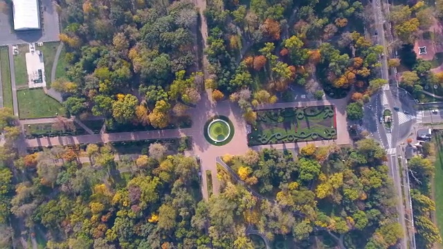 鸟瞰图秋天的自然风景在城市公园