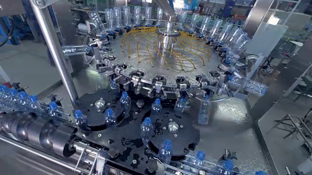 详情图-瓶子在洗衣机里进进出出。