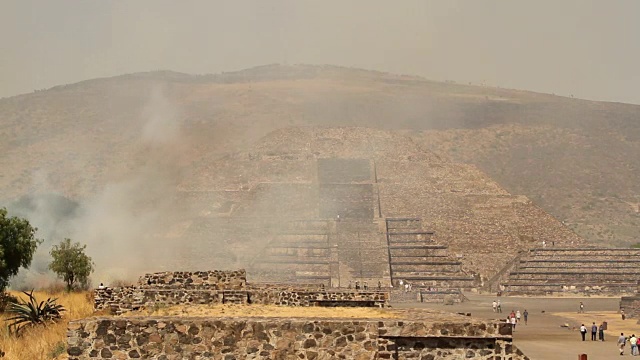 特奥蒂瓦坎金字塔着火了