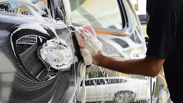 用海绵清洁汽车
