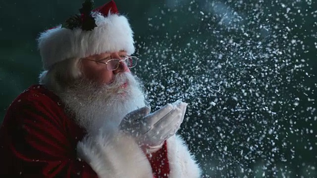 圣诞老人用慢动作从手上吹雪