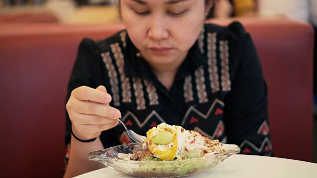 年轻女子在咖啡厅吃冰淇淋