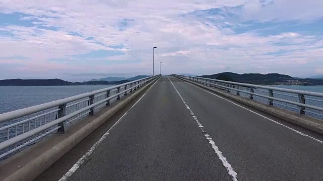 “Tsunoshima桥”上的空旷笔直道路