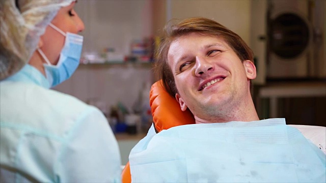 牙医告诉病人他需要清洗龋齿
