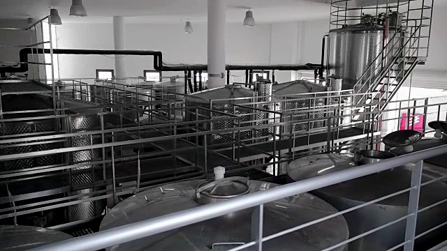 现代酒窖与不锈钢罐
