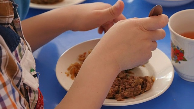 孩子们在幼儿园或家里吃健康食品