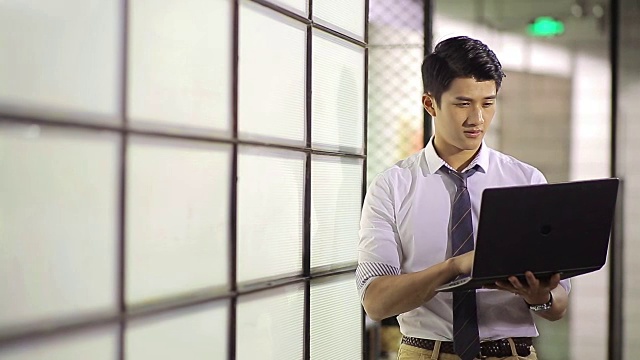 年轻的亚洲商人在办公室工作