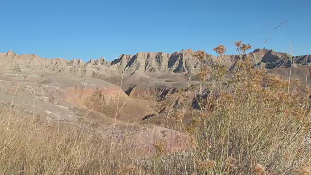 在Badlands国家公园，美丽的砂岩山耸立在草原之上