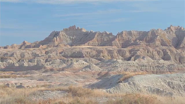 详情图-在荒地国家公园的草原上,高耸的岩石砂岩山脉