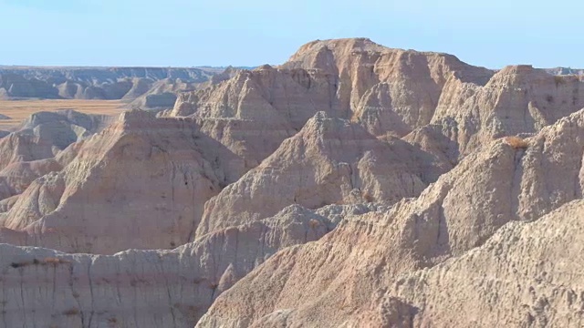 在大平原的Badlands景观中，令人惊叹的层状砂岩山脉