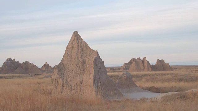 AERIAL:令人惊叹的尖尖的砂岩山脉，耸立在Badlands的干燥草原上