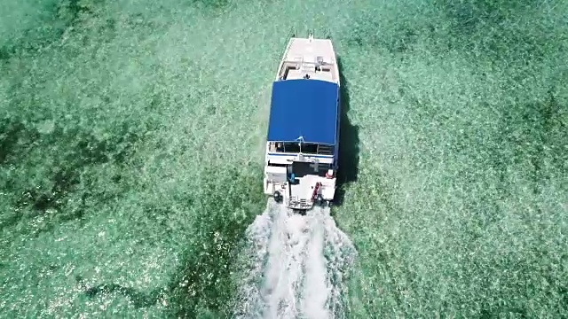 在蓬塔卡纳海滩附近加勒比海航行的快艇或游艇
