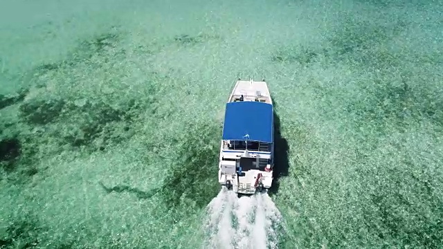 详情图-在蓬塔卡纳海滩附近加勒比海航行的快艇或游艇