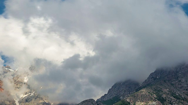 哈萨克斯坦西林苏山上空云层密布的天空