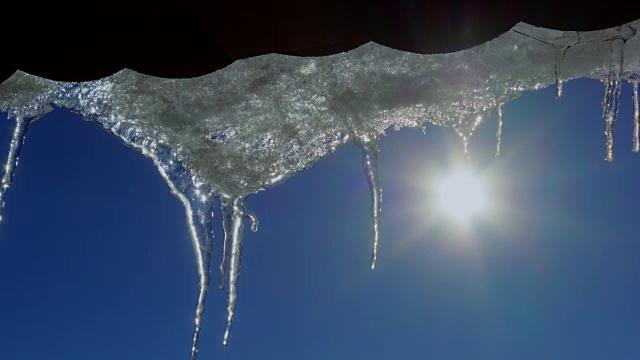 冰雪融化的时间流逝挂在屋顶上的冰柱