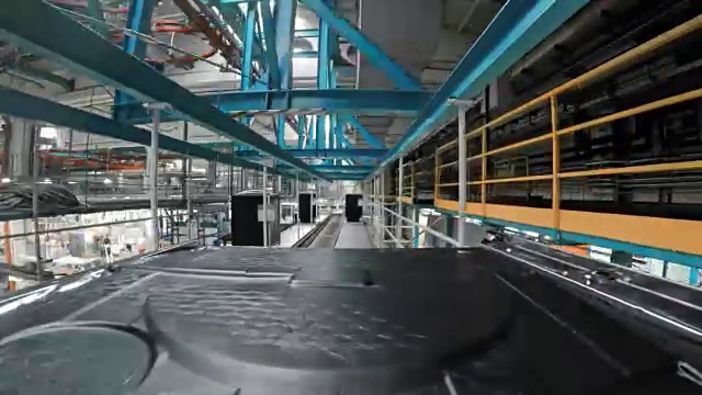 半成品在传送带上运输