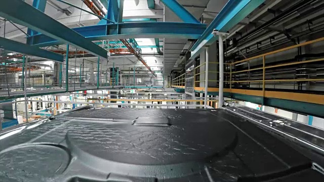 详情图-半成品在传送带上运输