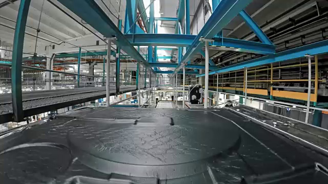 详情图-半成品在传送带上运输