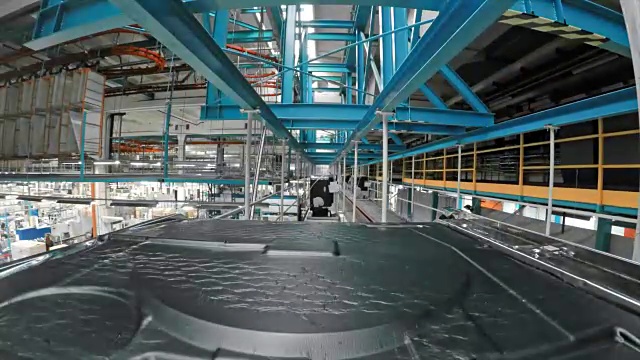 详情图-半成品在传送带上运输