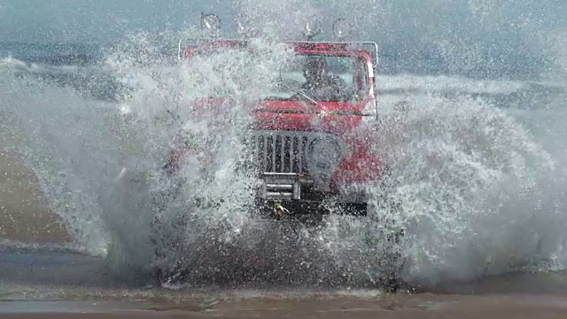 详情图-在水中缓慢行驶的非公路车辆