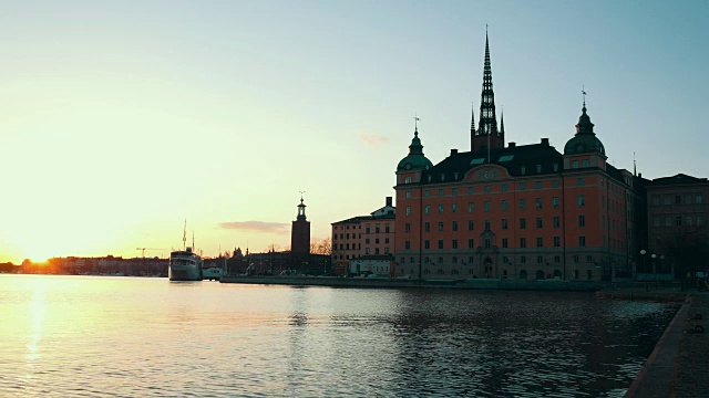日落时分，斯德哥尔摩市内的Riddarholmen建筑
