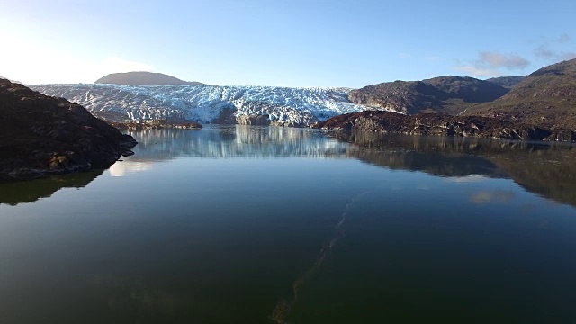 空中冰川在平静的峡湾中反射着水，主宰着景观