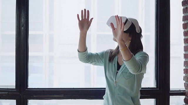 詳情圖-女人在vr頭戴顯示器