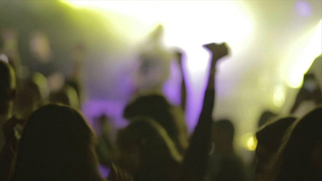 一群人在摇滚音乐会或dj派对上聚会的慢镜头