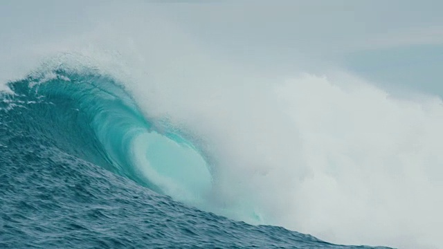 详情图-巨大的蓝色海浪打破在慢镜头
