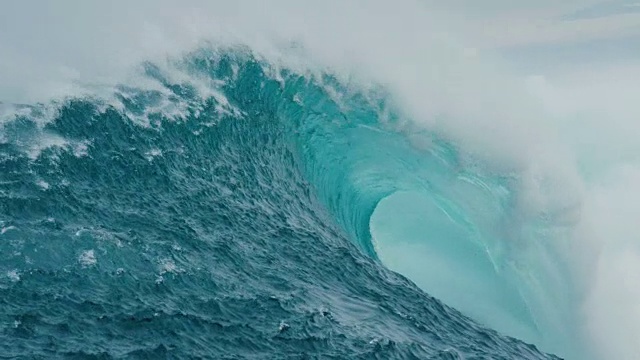 詳情圖-巨大的藍色海浪打破在慢鏡頭