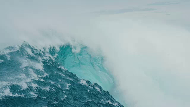 詳情圖-巨大的藍色海浪打破在慢鏡頭