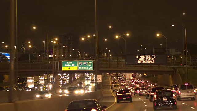 FPV:风景优美的驾车沿着繁忙的多车道高速公路在芝加哥城市的夜晚