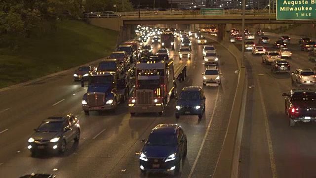 特写:汽车，越野车和半挂车在繁忙的多车道公路上行驶