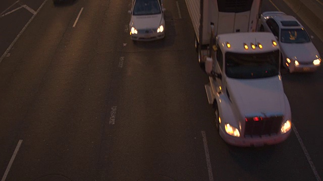 详情图-夜间在繁忙的多车道公路上行驶的汽车、SUV、半挂车