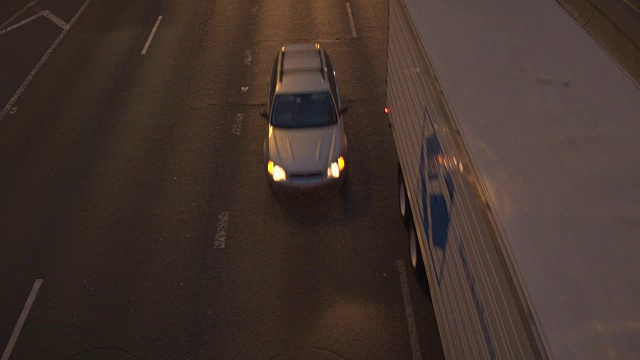 详情图-夜间在繁忙的多车道公路上行驶的汽车、SUV、半挂车