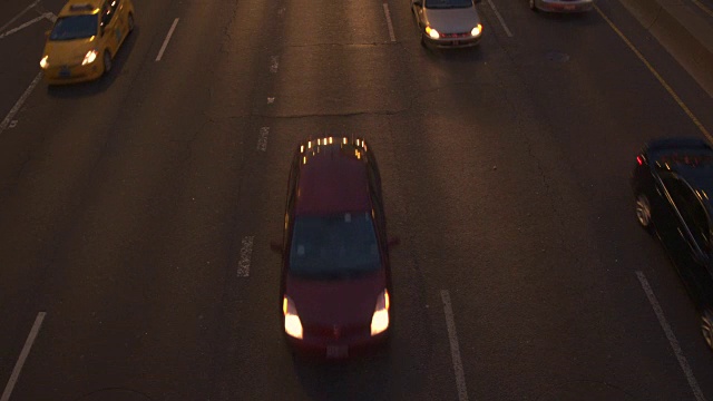 详情图-夜间在繁忙的多车道公路上行驶的汽车、SUV、半挂车