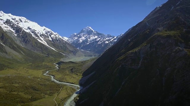 库克山，新西兰-无人机飞过胡克山谷轨道的鸟瞰图