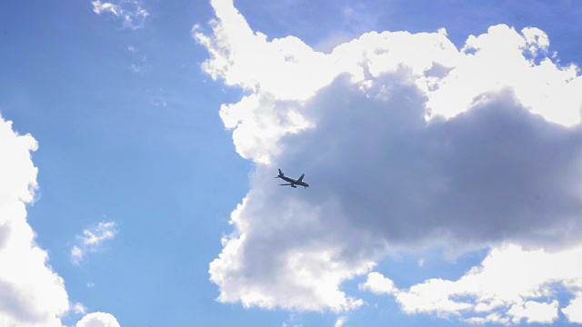 飞机在天空中飞行