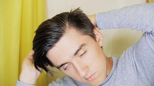 一个年轻人正在梳头发。