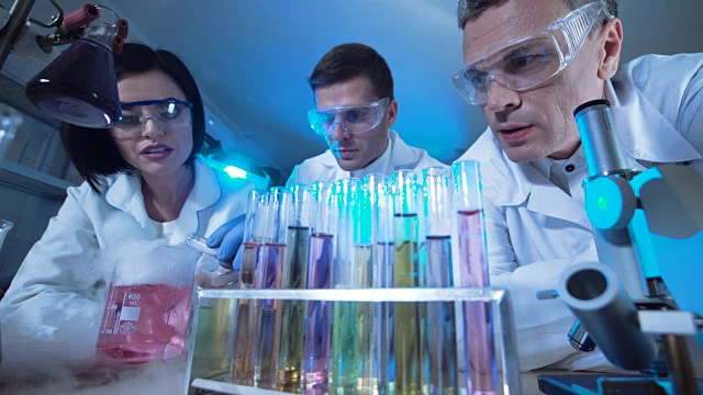 科学家们在试管中观察反应