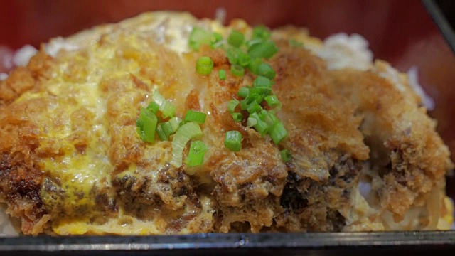 日本料理Katsudon。蛋葱炒猪肉饭。