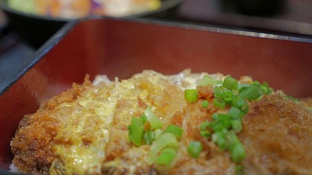 日本料理Katsudon。蛋葱炒猪肉饭。