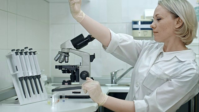 详情图-女实验室医生用智能手机自拍