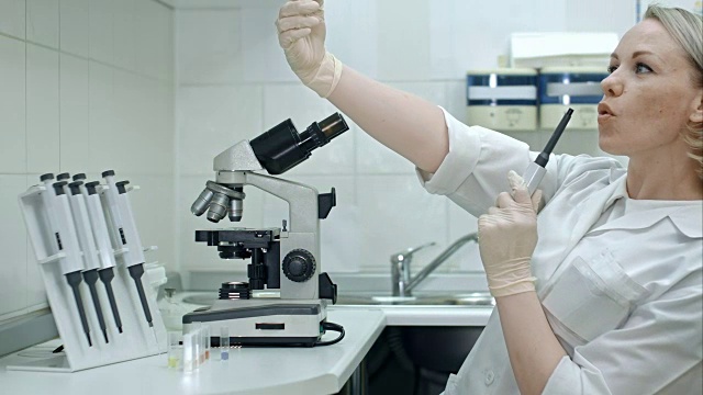 详情图-女实验室医生用智能手机自拍