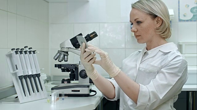 详情图-女实验室医生用智能手机自拍