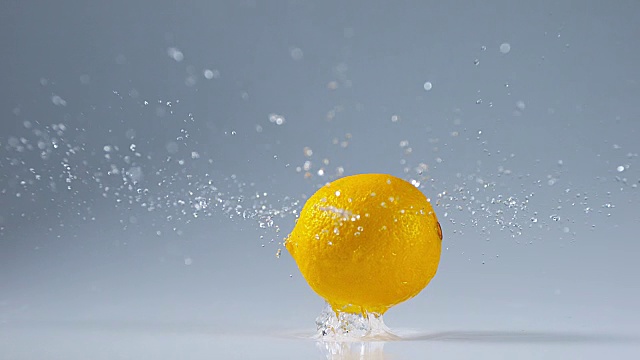 黃色檸檬，柑橘檸檬，水果落在水上，慢鏡頭4K