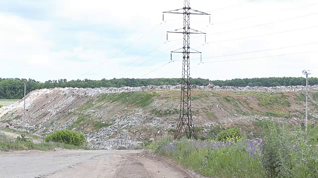 城市垃圾堆全景