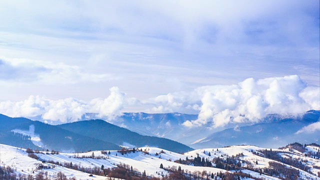 冬天的风景。雾在冬天的山上移动，天空是蓝色的