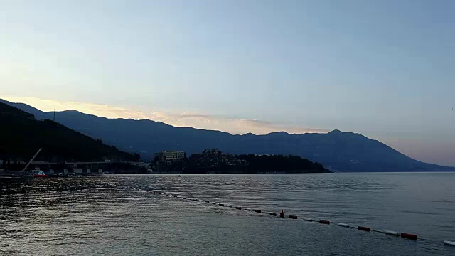 黑山布达瓦市的海滩。晨景，山海及海岸。山中蓝雾，海中浪，直到天边。Budva黑山。多莉。