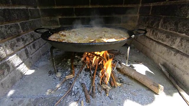 典型的传统西班牙海鲜饭，用自然火烹饪